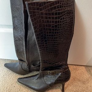 Size 25 1/2 (7.5). Dark brown front is pointed.